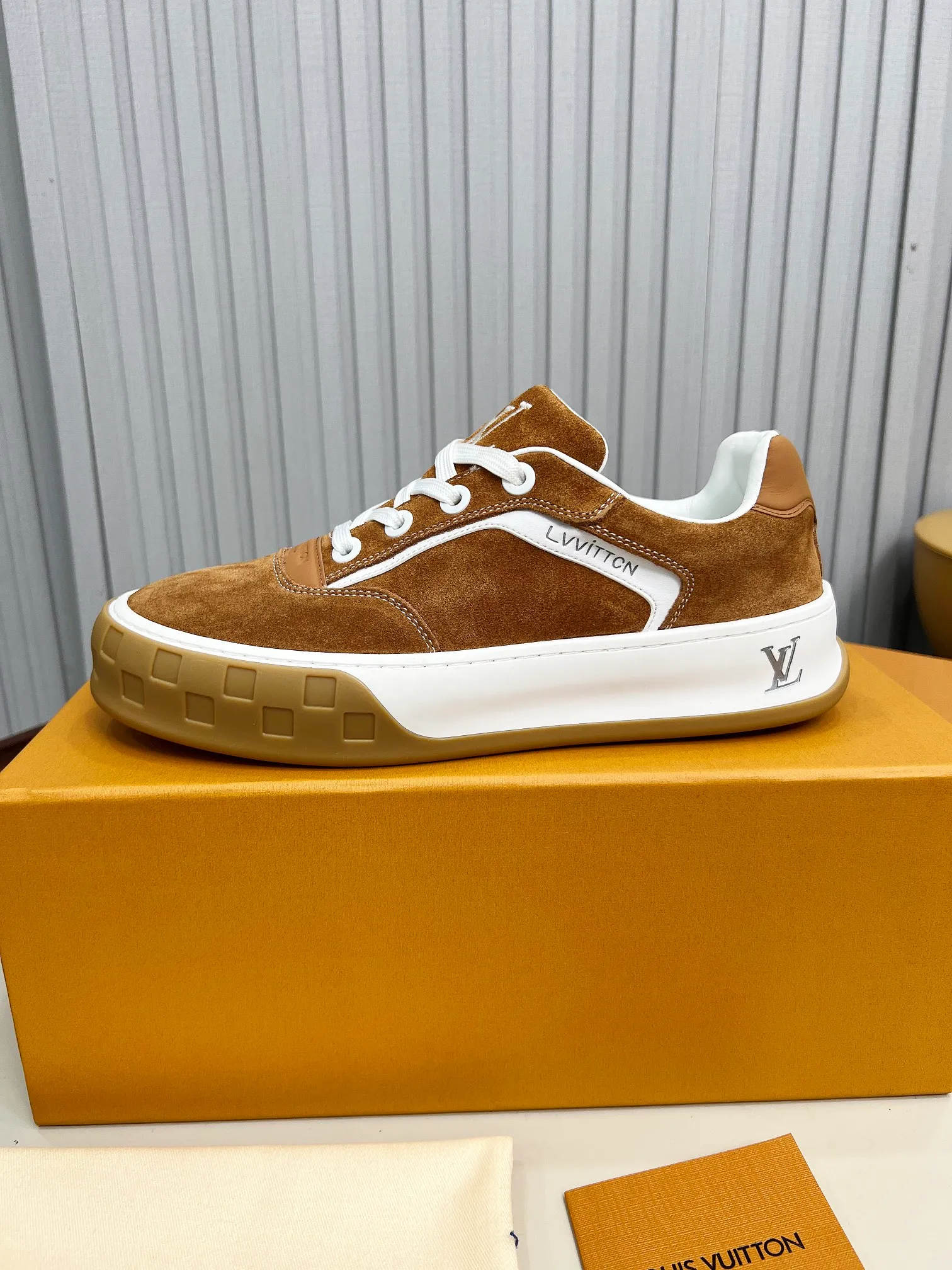p620💰Men's shoes ❤️❤️❤️Top version LV-Louis Vuitton-Classic catwalk new style Air glue process·Original 1:1 development and reproduction! ! The upper foot is very comfortable. It is made of luxurious materials and fine workmanship. The midsole is printed with English letters "Made in Europe". The upper is made of calfskin imported from Italy. The side is decorated with the brand's LOGO and signature. The latest latex foot pads and mesh lining make the foot feel super comfortable. The original two-color TPU combination outsole is specially provided by the original factory. Bag technology Goodyear stitched edges Fabric: Exclusive custom first-layer cowhide Accessories: Exclusive private model Vuitton logo, lining: Customized silk mesh lining - first-layer silk cowhide lining Outsole: TPU combination outsole wear-resistant, non-slip and anti-yellowing Foot pads: new latex pads-mesh sweat-absorbent Counter technology: fully computerized sewing machine wire drawing Toe box back cover Hot and cold shaping Full set of pull-top last with medium and low logo pattern Code number 39-45